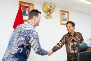 alt="James Graham meets Indonesian minister of health"